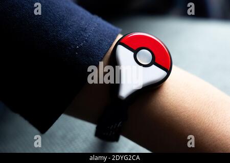 Neues japanisches Spiel Pokemon GO plus von der Pokemon Firma Nintendo gemacht. Süchtig beliebte Aktivität bei Kindern und Erwachsenen. Stockfoto