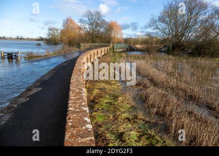 Flutung des Flusses Avon am Damm Heath's Causeway, Kellaways Bridge, Wiltshire, England, UK 24/12/20 Stockfoto