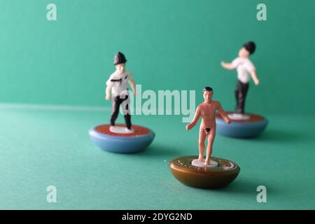 Subbuteo Tisch Fußball Streaker und Polizisten Expansion Pack. Stockfoto