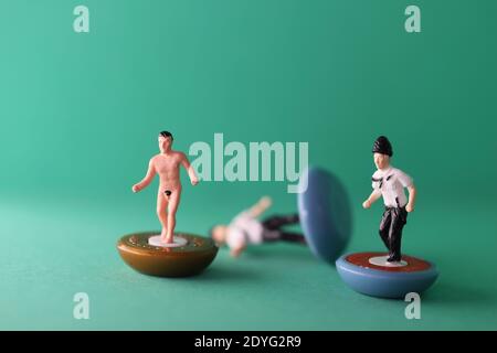 Subbuteo Tisch Fußball Streaker und Polizisten Expansion Pack. Stockfoto