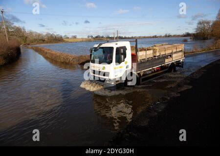 Flutung des Flusses Avon am Damm Heath's Causeway, Kellaways Bridge, Wiltshire, England, UK 24/12/20 Stockfoto