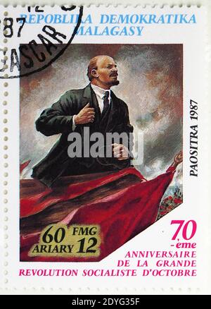 MOSKAU, RUSSLAND - 25. JULI 2019: Briefmarke gedruckt in Madagaskar zeigt Vladimir Lenin, 70. Jahrestag der Oktoberrevolution Serie, um 1988 Stockfoto