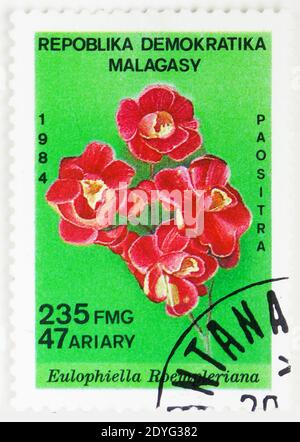 MOSKAU, RUSSLAND - 25. JULI 2019: Briefmarke gedruckt in Madagaskar zeigt Eulophiella Roempleriana, Malagasy Orchids Serie, um 1984 Stockfoto