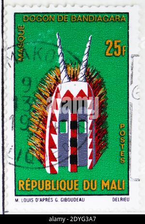 MOSKAU, RUSSLAND - 25. JULI 2019: Briefmarke gedruckt in Mali zeigt Dogon Maske, Bandiagara, Masken und Ideogramme Serie, um 1971 Stockfoto