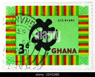 MOSKAU, RUSSLAND - 25. JULI 2019: Briefmarke gedruckt in Ghana zeigt religiöse Symbole, National Symbols Serie, um 1959 Stockfoto