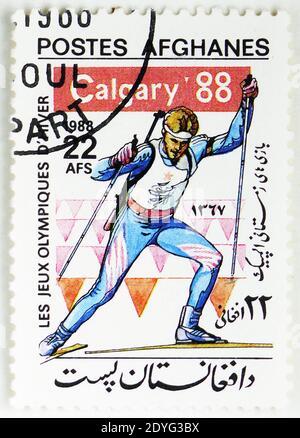 MOSKAU, RUSSLAND - 25. JULI 2019: Briefmarke gedruckt in Afghanistan zeigt Biathlon, Olympische Winterspiele 1988, Calgary Serie, um 1988 Stockfoto