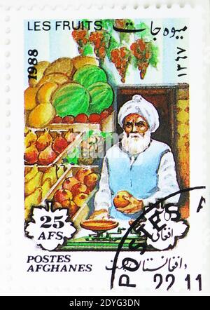 MOSKAU, RUSSLAND - 25. JULI 2019: Briefmarke gedruckt in Afghanistan zeigt Stallholder wiegen Obst, Obstserie, um 1988 Stockfoto