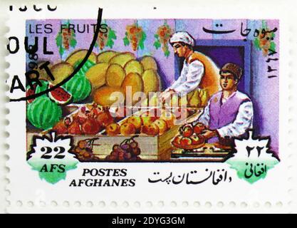 MOSKAU, RUSSLAND - 25. JULI 2019: Briefmarke gedruckt in Afghanistan zeigt ordnen Obst auf Marktstand, Obstserie, um 1988 Stockfoto