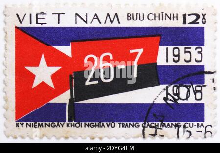 MOSKAU, RUSSLAND - 25. JULI 2019: Briefmarke gedruckt in Vietnam zeigt Flagge und Datum, Kubanische Revolution, 25. Jahrestag Serie, um 1978 Stockfoto