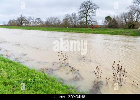 Sutton Gault Cambridgeshire, Großbritannien. Dezember 2020. Der Fluss Great Ouse hat es Ufer auf der New und Old Bedford Ebenen nach den jüngsten starken regen, die Überschwemmungen entlang der Ouse Valley verursacht hat platzen. Die alten und neuen Bedford-Ebene Drainage-Kanäle sind die wichtigsten Drainage-System für die Fens und East Anglia Wasser in die Wash und Nordsee in Norfolk. Straßen sind gesperrt, der Wasserstand ist hoch und es wird mehr Starkregen vorhergesagt. Kredit: Julian Eales/Alamy Live Nachrichten Stockfoto