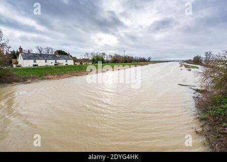 Sutton Gault Cambridgeshire, Großbritannien. Dezember 2020. Der River Great Ouse by the Anchor Pub hat es Ufer auf dem New und Old Bedford Ebenen nach den jüngsten starken regen, die Überschwemmungen entlang des Ouse Valley verursacht hat platzen. Die alten und neuen Bedford-Ebene Drainage-Kanäle sind die wichtigsten Drainage-System für die Fens und East Anglia Wasser in die Wash und Nordsee in Norfolk. Straßen sind gesperrt, der Wasserstand ist hoch und es wird mehr Starkregen vorhergesagt. Kredit: Julian Eales/Alamy Live Nachrichten Stockfoto