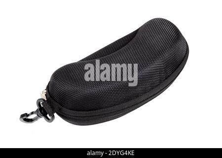 Einfache schwarze robuste Kunststoff-Brillenetui mit Reißverschluss geschlossen, Gläser Behälter, Objekt isoliert auf weiß, ausgeschnitten, Draufsicht Winkel, von oben Stockfoto