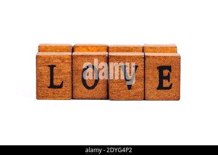 Wort LIEBE isoliert, Holzbuchstabe Gummi Stempel Schrift Nahaufnahme, auf weiß, ausgeschnitten. Einfaches Love Concept Textelement, Buchstaben aus nächster Nähe, Kopierraum, Retro Stockfoto