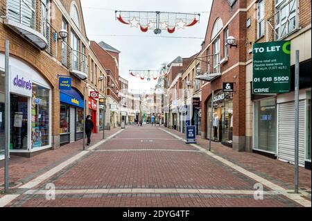 Limerick, Irland. Dezember 2020. Die Einkaufsstraßen in Limerick waren heute sehr ruhig, da landesweit die Sperre auf Level 5 beginnt. An einem in der Regel geschäftigen St. Stephen's Day mit Verkäufen in Geschäften, sind Einzelhandelsgeschäfte nicht erlaubt, in-Store Reduzierungen zu werben. Quelle: AG News/Alamy Live News Stockfoto