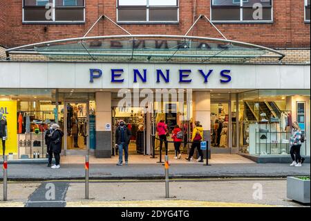 Limerick, Irland. Dezember 2020. Die Einkaufsstraßen in Limerick waren heute sehr ruhig, da landesweit die Sperre auf Level 5 beginnt. An einem in der Regel geschäftigen St. Stephen's Day mit Verkäufen in Geschäften, sind Einzelhandelsgeschäfte nicht erlaubt, in-Store Reduzierungen zu werben. Quelle: AG News/Alamy Live News Stockfoto