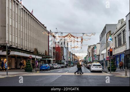 Limerick, Irland. Dezember 2020. Die Einkaufsstraßen in Limerick waren heute sehr ruhig, da landesweit die Sperre auf Level 5 beginnt. An einem in der Regel geschäftigen St. Stephen's Day mit Verkäufen in Geschäften, sind Einzelhandelsgeschäfte nicht erlaubt, in-Store Reduzierungen zu werben. Quelle: AG News/Alamy Live News Stockfoto