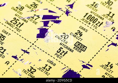Einfache polnische Lotterie-Ticket, Rubbelkarte, kratzen Detail, extreme Nahaufnahme, Makro. Preisnummern, Geldzahlen. Glücksspiel, Lotterien abstrakt Stockfoto