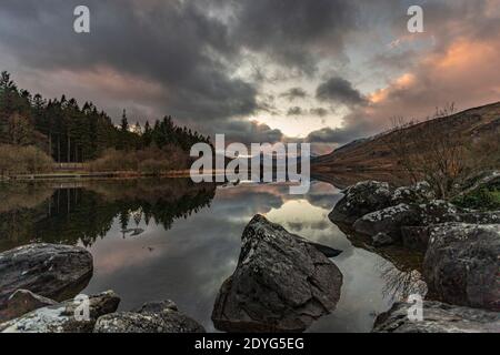 Llyn Mymbyr im Winter, Snowdonia, Nordwales Stockfoto