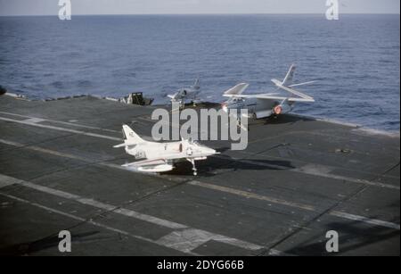 US NAVY / United States Navy Flugzeugträger Kitty-Hawk-Klasse / Aircraft Carrier Kitty-Hawk-Class - USS America CV-66 - Landing Douglas A4D-2N (A-4C) Skyhawk Stockfoto