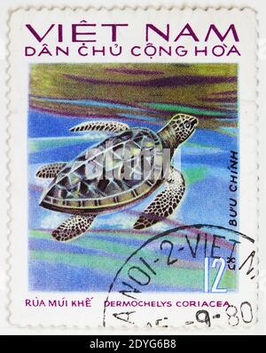 MOSKAU, RUSSLAND - 4. AUGUST 2019: In Vietnam gedruckte Briefmarke zeigt Lederschildkröte (Dermochelys coriacea), Reptilienserie, um 1975 Stockfoto