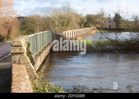 Flutung des Flusses Avon am Damm Heath's Causeway, Kellaways Bridge, Wiltshire, England, UK 24/12/20 Stockfoto