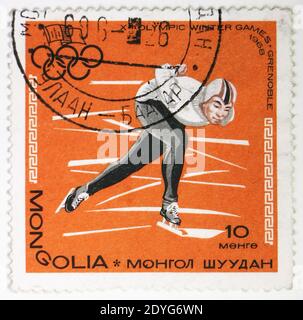 MOSKAU, RUSSLAND - 4. AUGUST 2019: Briefmarke gedruckt in der Mongolei zeigt Speed Skating, Olympische Winterspiele 1968, Grenoble Serie, um 1967 Stockfoto