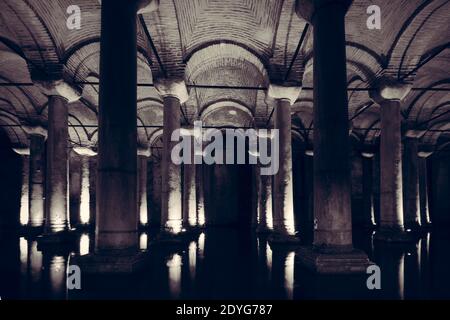 Die Basilika Zisterne, die größte von mehreren hundert alten Zisternen, die unter der Stadt Istanbul, Türkei liegen Stockfoto
