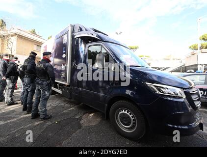 Rom, Italien. Dezember 2020. Der Transporter mit dem Pfizer-BioNtech-Impfstoff kommt am National Institute of Infectious Diseases Lazzaro Spallanzani Hospital in Rom, Italien, am 26. Dezember 2020 an. Der außerordentliche Kommissar für den Coronavirus-Notfall, Domenico Arcuri, bestätigte am Mittwoch, dass Italiens Impfkampagne am Sonntag mit der Ankunft von ersten 9,750 Dosen des Pfizer-BioNtech-Impfstoffs beginnen wird. Quelle: Alberto Lingria/Xinhua/Alamy Live News Stockfoto