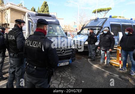 Rom, Italien. Dezember 2020. Der Transporter mit dem Pfizer-BioNtech-Impfstoff kommt am National Institute of Infectious Diseases Lazzaro Spallanzani Hospital in Rom, Italien, am 26. Dezember 2020 an. Der außerordentliche Kommissar für den Coronavirus-Notfall, Domenico Arcuri, bestätigte am Mittwoch, dass Italiens Impfkampagne am Sonntag mit der Ankunft von ersten 9,750 Dosen des Pfizer-BioNtech-Impfstoffs beginnen wird. Quelle: Alberto Lingria/Xinhua/Alamy Live News Stockfoto