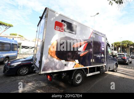 Rom, Italien. Dezember 2020. Der Transporter mit dem Pfizer-BioNtech-Impfstoff kommt am National Institute of Infectious Diseases Lazzaro Spallanzani Hospital in Rom, Italien, am 26. Dezember 2020 an. Der außerordentliche Kommissar für den Coronavirus-Notfall, Domenico Arcuri, bestätigte am Mittwoch, dass Italiens Impfkampagne am Sonntag mit der Ankunft von ersten 9,750 Dosen des Pfizer-BioNtech-Impfstoffs beginnen wird. Quelle: Alberto Lingria/Xinhua/Alamy Live News Stockfoto