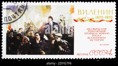 MOSKAU, RUSSLAND - 6. AUGUST 2019: Briefmarke gedruckt in der Sowjetunion zeigt ersten Tag der Sowjetmacht, von F. Modorov, 100. Jahrestag der Geburt Lenins (18 Stockfoto