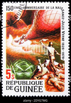 MOSKAU, RUSSLAND - 6. AUGUST 2019: Briefmarke gedruckt in Guinea zum 150. Jahrestag der Geburt von Jules Verne, Serie, um 1979 Stockfoto