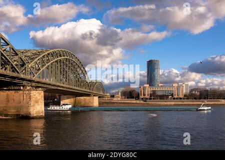 Blick über den Rhein auf die Hohenzollernbrücke, den Wolkenkratzer CologneTriangle und das Hyatt Hotel im Stadtteil Deutz, Köln. Bli Stockfoto