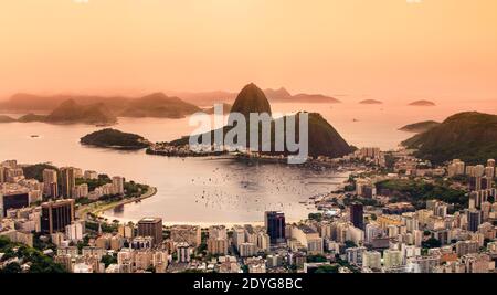 Rio de Janeiro, Brasilien. Suggar Loaf und Botafogo Strand von Corcovado bei Sonnenuntergang Stockfoto