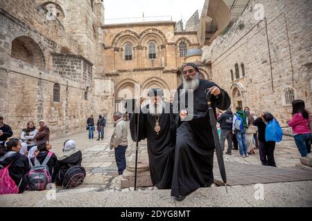 Blick auf den Haupteingang in der Kirche des Heiligen Grabes in der Altstadt von Jerusalem, Israel Stockfoto