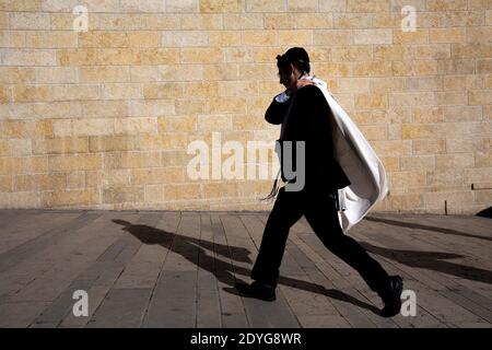 Jüdischer Mann, der in der Nähe der Klagemauer in Jerusalem, Israel, geht Stockfoto