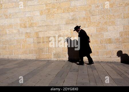 Jüdischer Mann, der in der Nähe der Klagemauer in Jerusalem, Israel, geht Stockfoto