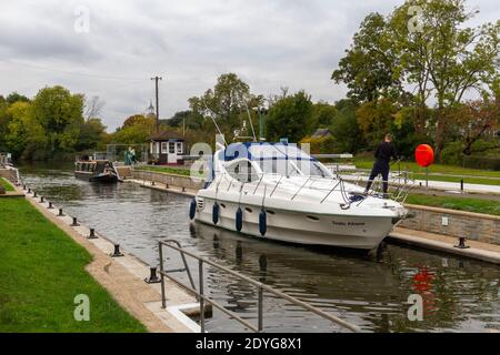 Boote in Sunbury Schleuse auf der Themse, Walton-on-Thames, Großbritannien. Stockfoto