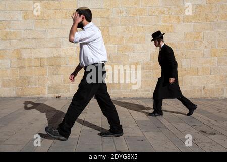 Jüdischer Mann, der in der Nähe der Klagemauer in Jerusalem, Israel, geht Stockfoto