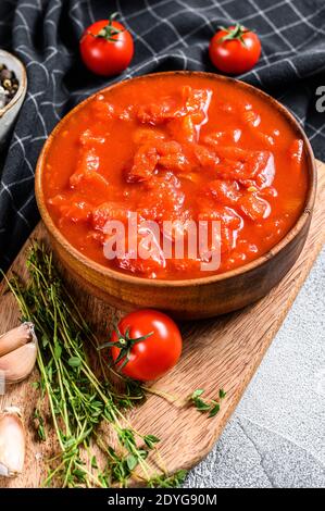 Schüssel gehackte Tomaten isoliert auf rustikalen weißen Oberfläche. Weißer Hintergrund. Draufsicht Stockfoto