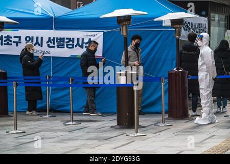 Bewohner einer Warteschlange an einem temporären COVID-19-Teststandort in Gangnam Station, Seoul.Südkorea erreichte 1,132 neue bestätigte COVID19-Fälle. Stockfoto