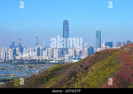 Wolkenkratzer im Bezirk Luohu in Shenzhen, China von Hongkong aus gesehen Stockfoto