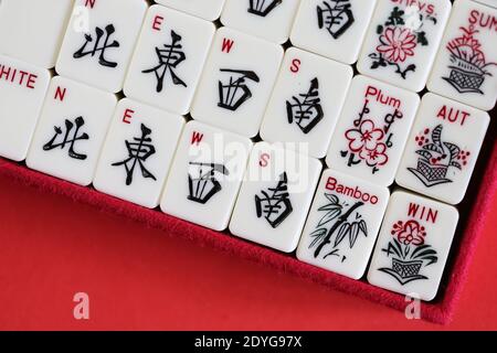 Ipswich, UK - 26. Dezember 2020: MAh Jong Spielsteine. Stockfoto