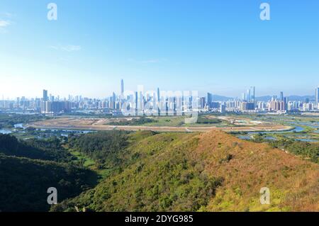 Die Bauarbeiten am Lok Ma Chau Loop für den Hong Kong-Shenzhen Innovation and Technology Park (Dezember 2020) mit der Skyline von Shenzhen, China, sind im Gange Stockfoto