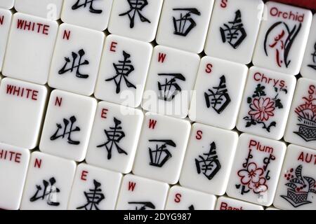 Ipswich, UK - 26. Dezember 2020: MAh Jong Spielsteine. Stockfoto