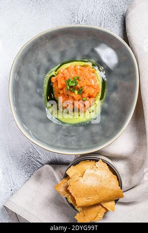 Geräucherter Lachskartar und Avocado. Weißer Hintergrund. Draufsicht Stockfoto