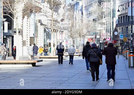 Wien, Österreich. Dezember 2020. Die dritte Sperre tritt heute, am 26. Dezember 2020, in Kraft. Diese läuft bis zum 17. Oder 24. Januar 2021, je nach Motivation für den kostenlosen Test. Für die körperliche und geistige Genesung ist es erlaubt, im Freien zu sein. Quelle: Franz Perc / Alamy Live News Stockfoto