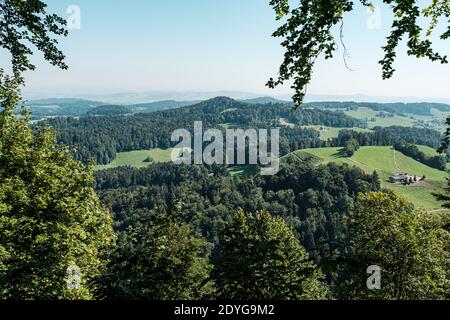 Panoramablick auf idyllische Bergkulisse in den Alpen mit frischen grünen Wiesen im Sommer, Schweiz Stockfoto
