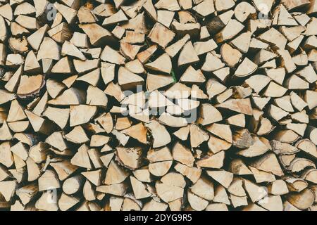 Hintergrund der trockenen Scheitholz meldet sich in einem Haufen Stockfoto