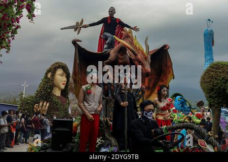 Batu City, Java, Indonesien. 26. Dezember 2020, Batu City, Ost-java, Indonesien: Die Besucher sehen die Schönheit der Parade der dekorativen Autos, während sie die Weihnachts- und Neujahrsferien im Tourismus-Ort mit dem Konzept der dekorativen Pflanzendekoration im Batu Love Garden (BALOGA), Batu Stadt, Ost-java, Indonesien, am 26. Dezember 2020 genießen. Die indonesische Regierung verlangt von der Verwaltung des Fremdenverkehrsamts, dass das 3M-Gesundheitsprotokoll (Händewaschen, Maskieren und Distanzhalten) während der Coronavirus-Pandemie Covid-19 angewendet wird. Kredit: ZUMA Press, Inc./Alamy Live Nachrichten Stockfoto